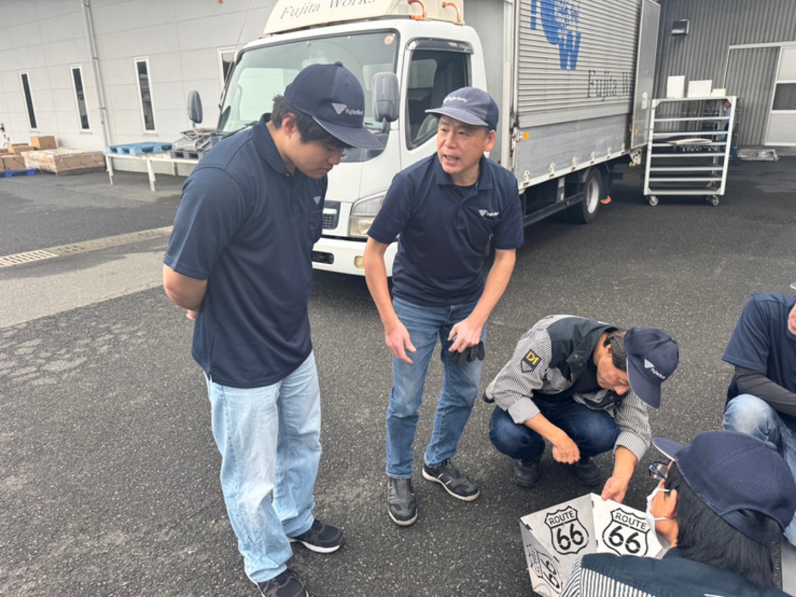 Route66の看板部品を検品する藤田ワークスのスタッフ