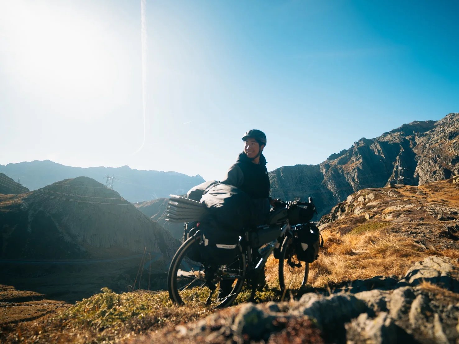 自転車に荷物を積み、山岳地帯の峠道を旅する櫛原さん